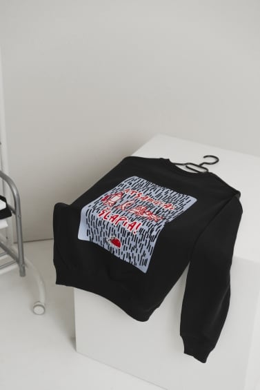 Unisex džemperis Atsargiai šlapia (juodas)