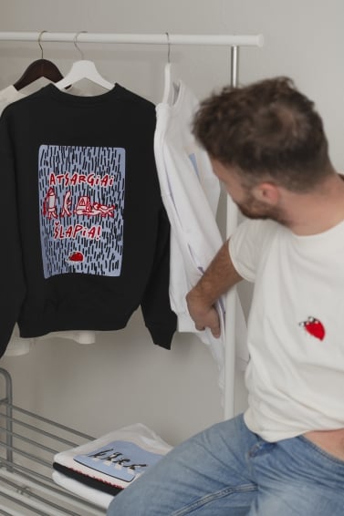 Unisex džemperis Atsargiai šlapia (juodas)